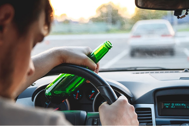 Người lái xe ô tô tuyệt đối không được uống rượu bia. Ảnh minh hoạ Shutterstock