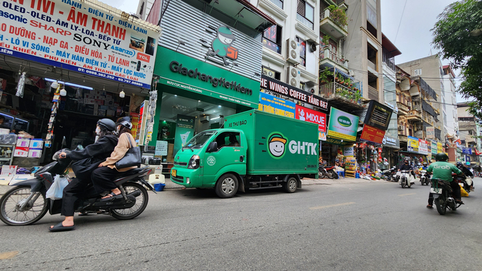 Bưu cục Nguyễn Hoàng nằm trên đường Mỹ Đình (Q.Nam Từ Liêm) thường xuyên có xe của GHTK dừng đỗ gây cản trở giao thông.