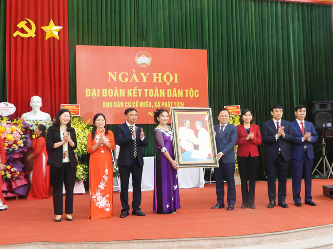 Lãnh đạo tỉnh Bắc Ninh tặng quà cho khu dân cư Cổ Miếu.