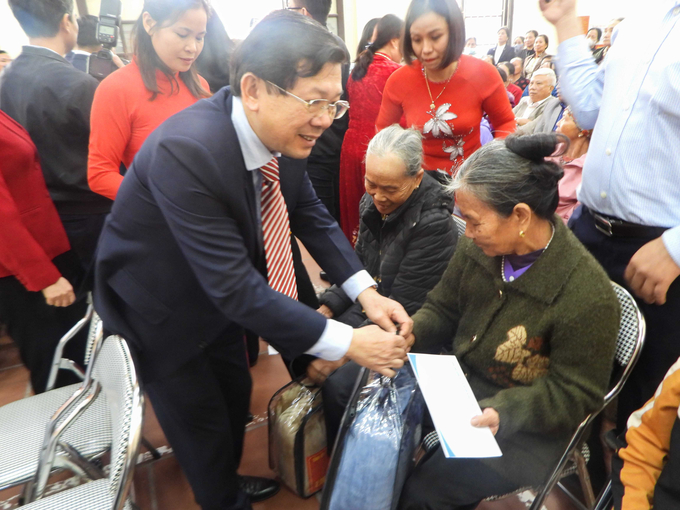 Phó Chủ tịch Ủy ban Trung ương Mặt trận Tổ quốc Việt Nam Nguyễn Hữu Dũng trao quà cho nhân dân.