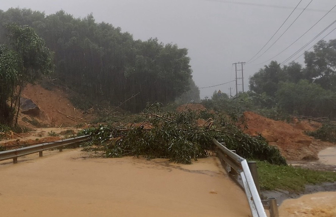 Khoảng 16g30 ngày 15/11, tại km32+100 QL49 thuộc xã Bình Thành ( huyện Hương Trà, Thừa Thiên Huế) sạt lở taluy dương, đất đá và cây tràn ra đường gây tắc giao thông.