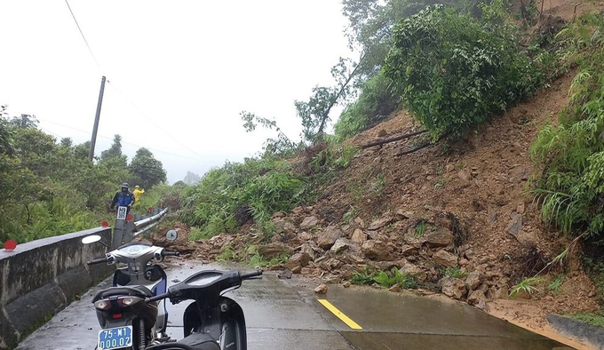 Khoảng 9h ngày 15/11, tại KM H9-395 tuyến HCM địa phận xã Hương Nguyên (huyện A Lưới, Thừa Thiên Huế) bị sạt lở nghiêm trọng, giao thông tê liệt.