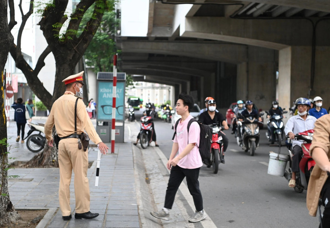 Đội CSGT số 6, Phòng CSGT (Công an TP Hà Nội) ra quân xử phạt người đi bộ vi phạm giao thông trên đường Xuân Thuỷ, quận Cầu Giấy.