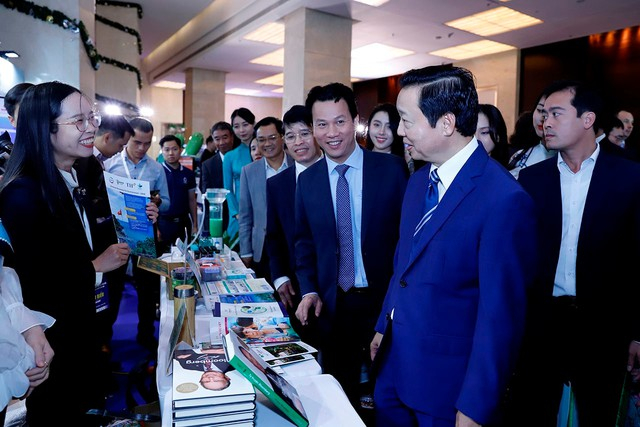 Phó Thủ tướng Trần Hồng Hà và Bộ trưởng Đặng Quốc Khánh tham quan các gian triển lãm kinh tế tuần hoàn