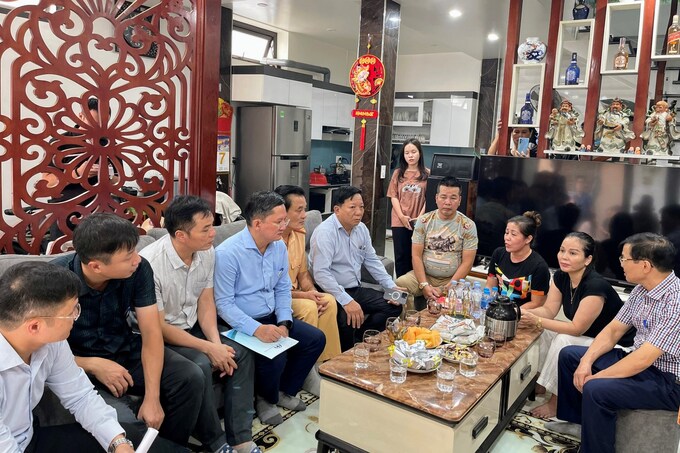 Phó Chủ tịch UBND TP Hải Phòng Nguyễn Đức Thọ cùng các thành viên Ban An toàn giao thông thành phố thăm hỏi một gia đình nạn nhân TNGT quận Hồng Bàng