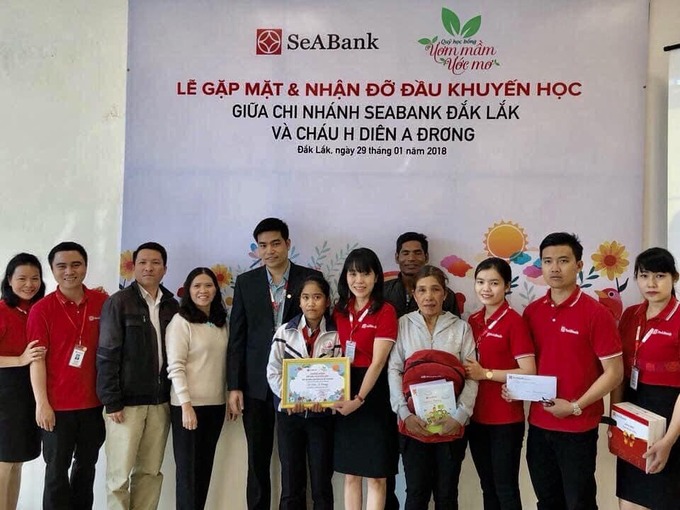 Em H Diên A Đrơng (Đắk Lắk) cùng gia đình cảm kích khi nhận học bổng trọn đời phổ thông do Quỹ Ươm mầm Ước mơ của Ngân hàng SeABank trao tặng từ năm 2018