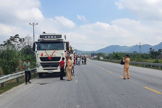 Lực lượng CSGT tiến hành kiểm tra đoàn xe đầu kéo rước dâu