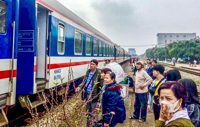 Để thu hút khách đi tàu, đường sắt cũng đang đẩy mạnh chạy tàu khách các cung chặng ngắn như Hà Nội đi Thanh Hóa,...