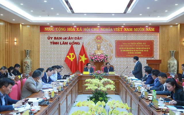 Lãnh đạo tỉnh Lâm Đồng báo cáo Phó Thủ tướng Trần Hồng Hà về một số điểm nghẽn trong phát triển kinh tế-xã hội ở địa phương - Ảnh: VGP/Minh Khôi