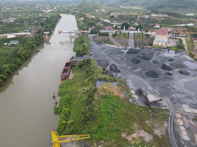 Dự án Cụm cảng hàng hoá tổng hợp, chế biến than, khu liên hợp chế tạo thiết bị cơ khí, sản xuất gỗ MDF hơn 2.000 nghìn tỷ của Công ty Cổ phần Thiên Lâm Đạt lại “lỡ hẹn”, tiếp tục chậm tiến độ.