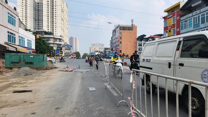 Việc dựng hàng rào và thi công tại dự án trên tuyến phố Kim Đồng được thực hiện rất sơ sài, cẩu thả.