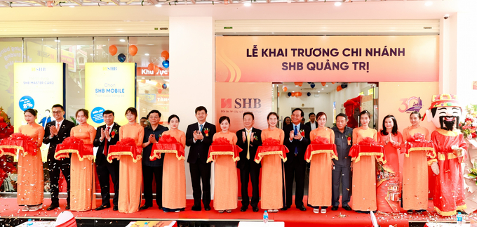 Đại diện chính quyền địa phương, NHNN và lãnh đạo SHB cắt băng khai trương SHB Quảng Trị vào ngày 24/11/2023