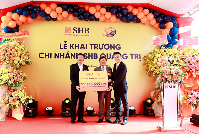 Ông Thân Nguyên Hùng - Giám đốc SHB Quảng Trị trao tặng Quỹ vì người nghèo huyện Đakrông 100 triệu đồng