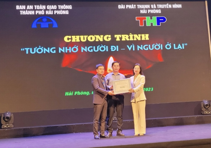 Ông Khúc Hữu Thanh Hải - Phó Chủ tịch Hiệp hội vận tải Hải Phòng và ông Trần Tiến Dũng - Chủ tịch HH Logictics HP trao quà cho các gia đình nạn nhân TNGT.