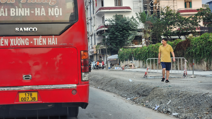 Cũng theo ghi nhận, một số vị trí mặt đường Kim Đồng vật liệu xây dựng được nhà thầu đổ đống ngay trên lòng đường nhưng không được rào chắn, cắm đầy đủ biển báo, đèn chiếu sáng, cảnh báo, hướng dẫn giao thông gây mất an toàn giao thông nghiêm trọng.
