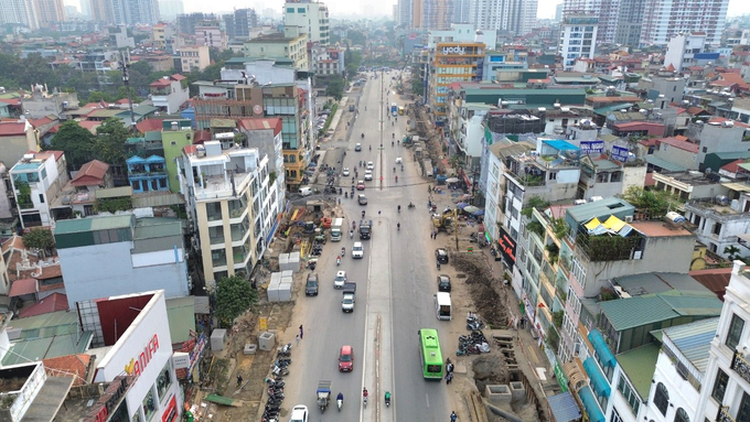 Mới được thi công trở lại vào nửa cuối năm 2023, tuyến phố Kim Đồng vẫn trông khá ngổn ngang, cả 1 khu vực bị cày xới, đào bừa nham nhở.