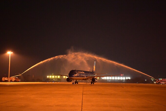 Nghi thức phun vòi rồng chào mừng chuyến bay đầu tiên đến Đôn Mường từ Đà Nẵng tối ngày 29/11/2023