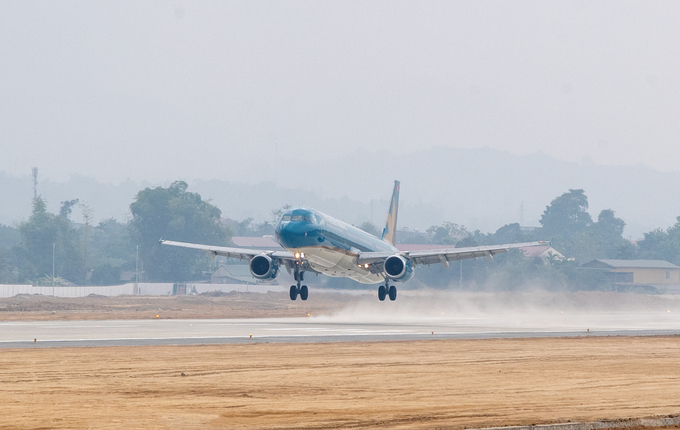 Mặc dù gặp thời tiết bất thường như hôm nay, Vietnam Airlines vẫn hoàn thành chuyến bay thử nghiệm, đưa chiếc phản lực A321 đầu tiên “sải cánh” trên bầu trời Tây Bắc