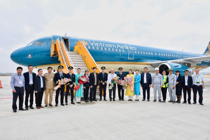Thứ trưởng Lê Anh Tuấn tặng hoa cho Cục phó Cục hàng không Việt Nam và chúc mừng chuyến bay thử nghiệm Vietnam Airlines hạ cánh thành công trên Điện Biên