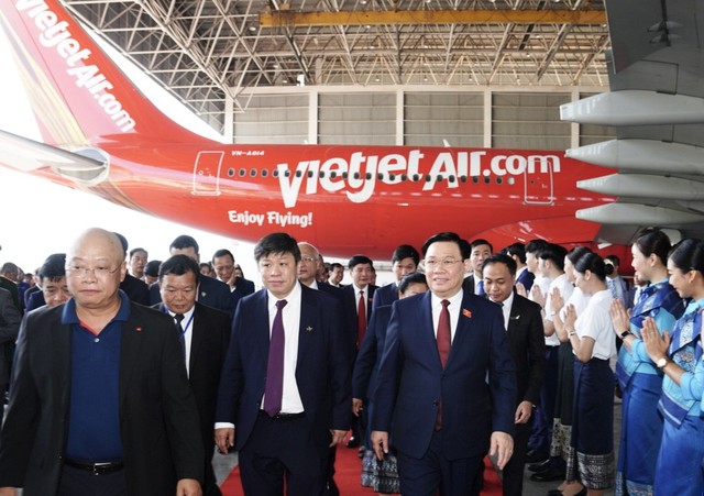 Chủ tịch Quốc hội Việt Nam Vương Đình Huệ và Phó Chủ tịch Quốc hội Lào Sounthone Xayachak thăm khu vực bảo dưỡng tàu bay Vietjet tại Vientiane (Lào)