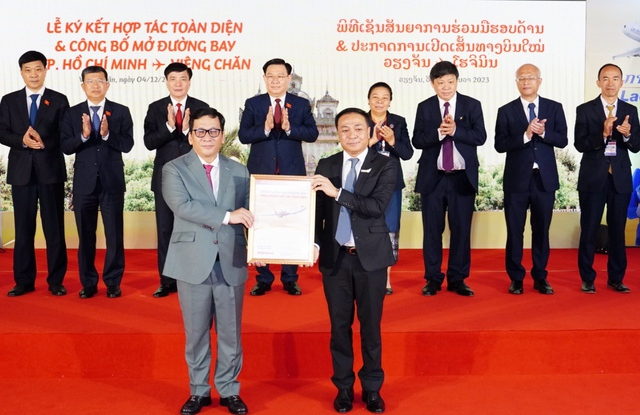 Ông Đinh Việt Phương, Tổng Giám đốc Vietjet và Ông Khamla Phommavanh, Giám đốc Điều hành Lao Airlines cùng trao Thỏa thuận hợp tác toàn diện giữa Vietjet và Lao Airlines