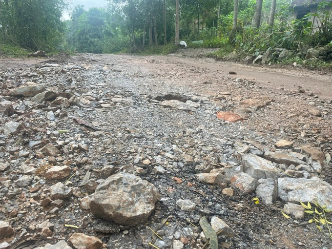 Con đường độc đạo nối xã Xuân Hoá đi Thị trấn Quy Đạt (huyện Minh Hoá, tỉnh Quảng Bình) đã xuống cấp nghiêm trọng.