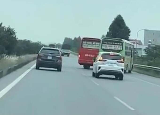 Hiện trường sau vụ việc hai xe khách chèn ép nhau trên cao tốc Hà Nội - Bắc Giang.