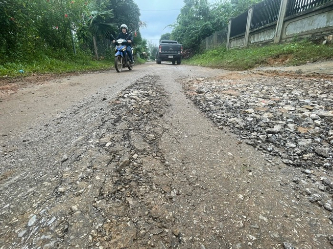 Việc bố trí kinh phí từ UBND tỉnh Quảng Binh nên chưa thể biết lúc nào đường mới được đầu tư xây dựng.
