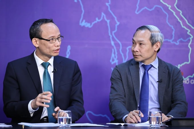 Chuyên gia kinh tế Cấn Văn Lực (trái) và ông Phan Đức Hiếu (phải) chia sẻ ý kiến tại Tọa đàm - Ảnh: VGP