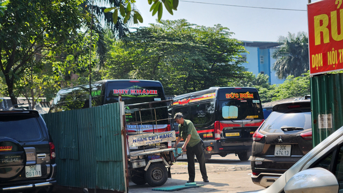 Xe dù ngang nhiên hoạt động tại các điểm rửa xe, bến bãi trái phép dọc tuyến phố Trần Vỹ (Hà Nội)