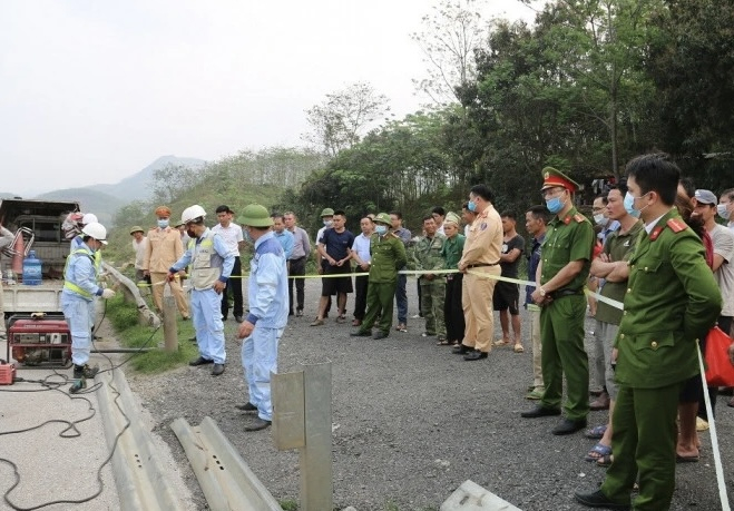 Tổng cục Đường bộ Việt Nam (nay là Cục ĐBVN) kết hợp với CSGT đóng hộ lan bị tháo dỡ trên tuyến hồi tháng 3/2021