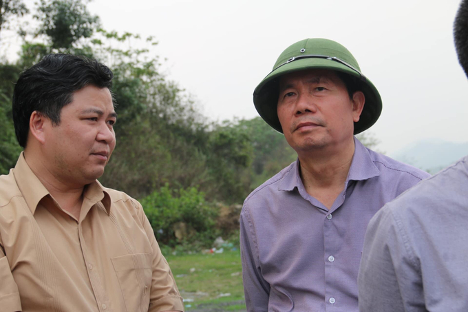 Tổng cục trưởng Tổng cục Đường bộ Việt Nam Nguyễn Văn Huyện (người đội mũ) trực tiếp chỉ đạo tại hiện trường. Ảnh chụp tháng 3/2021