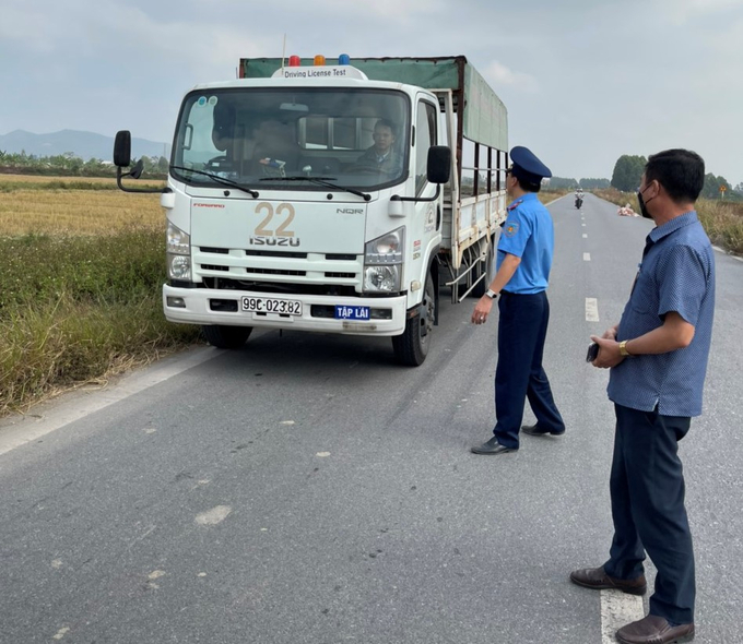 Thanh tra Sở GTVT tỉnh Bắc Ninh tăng cường kiểm tra, xử lý xe tập lái đối với các trung tâm dạy nghề.