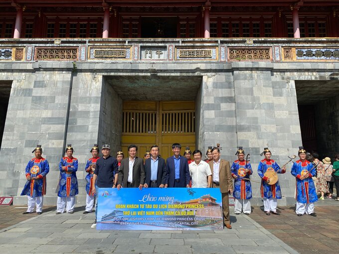 TT.Huế chào đón đoàn đi tham quan với chương trình biểu diễn Nhã nhạc cung đình tại cửa Ngọ Môn (Đại Nội Huế).