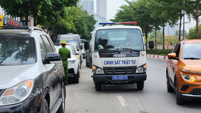 Cảnh sát trật tự kiểm tra xe khách vi phạm tại phố Trần Vỹ, Cầu Giấy