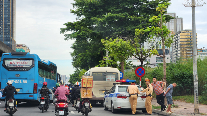 Lực lượng CSGT tăng cường kiểm tra, xử lý xe khách vi phạm tại đường Phạm Hùng, Hà Nội.