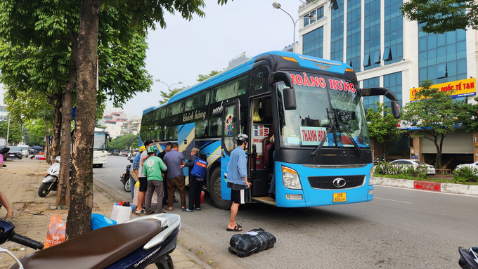 Xe khách Hoàng Hưng tuyến Hà Nội - Thanh Hoá ngang nhiên đón trả khách trên phố Trần Vỹ, Cầu Giấy (Hà Nội). Mặc dù tình trạng này diễn ra một cách công khai gây bức xúc dư luận nhưng đến nay vẫn chưa có giải pháp xử lý. Ảnh chụp ngày 11/12/2023.