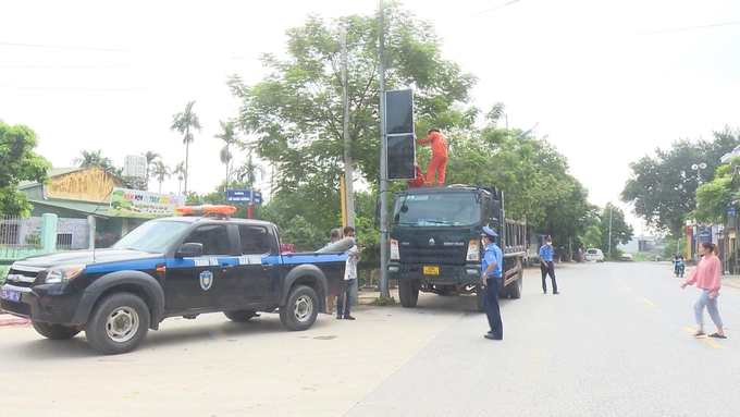 Lực lượng liên ngành tiến hành phá dỡ các biển quảng cáo cố định trên địa bàn huyện Thường Tín, TP. Hà Nội