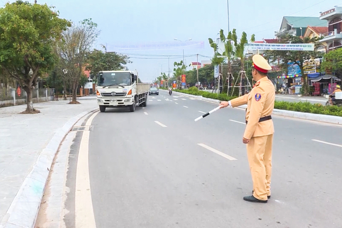 CSGT Công an tỉnh Quảng Ninh kiểm tra phương tiện tham gia giao thông trên địa bàn huyện Đầm Hà. Ảnh: Hoàng Giang