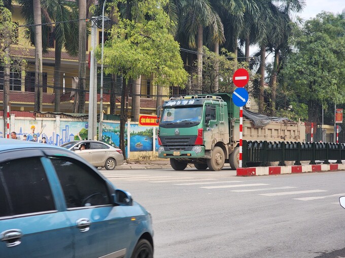 Chiếc xe nhem nhuốc lưu thông ở ngã 5 thị trấn Đại Nghĩa, địa điểm cách Công an huyện khoảng vài trăm mét