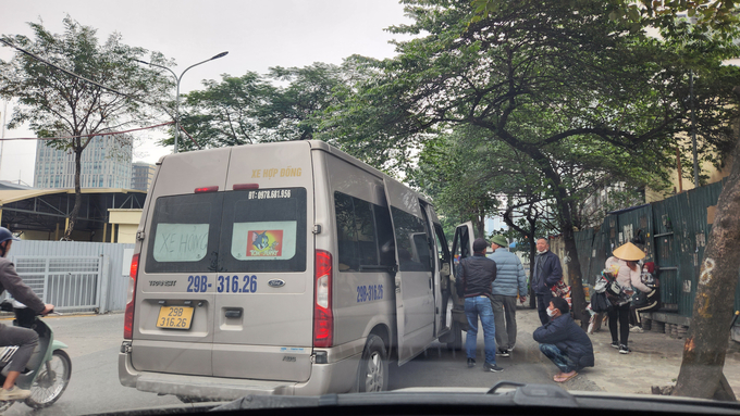 Theo ghi nhận của phóng viên Banduong.vn, tại cổng ra BX Mỹ Đình (Nam Từ Liêm, Hà Nội), hàng loạt xe ô tô khách dừng, đỗ hoặc chạy 'rùa bò' để đón, trả khách. Ảnh chụp ngày 18/12/2023.