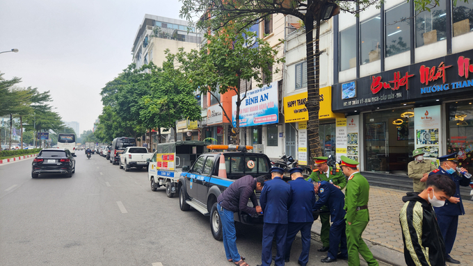 Lực lượng TTGT quận Cầu Giấy phối hợp với CA phường Mai Dịch kiểm tra, xử lý xe khách vi phạm tại văn phòng hãng xe Bình An, địa chỉ số 94 Trần Vỹ.