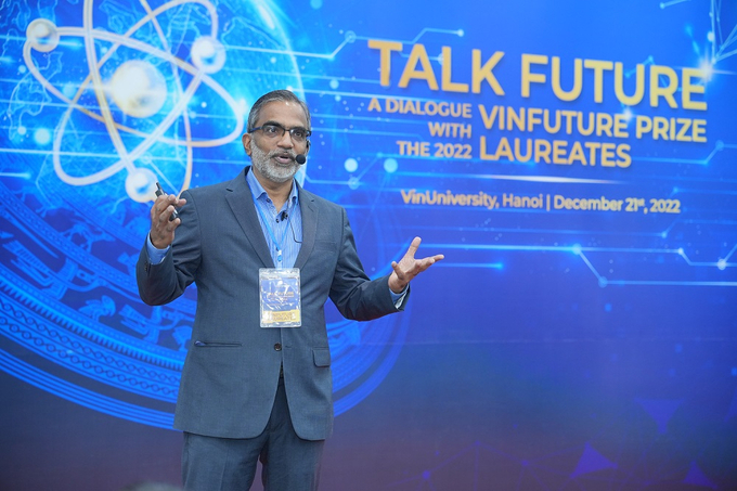 Ảnh 2: GS. Thalappil Pradeep, Chủ nhân Giải Đặc biệt VinFuture 2022 dành cho các nhà khoa học đến từ quốc gia đang phát triển, Giáo sư đầu ngành và Giáo sư Khoa Hóa học tại Học viện Deepak Parekh (Ảnh: VinFuture)