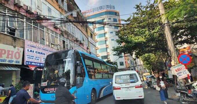 Chiếc xe trá hình tuyến cố định chạy từ đường Nguyễn Hoàng vào Trần Bình - đường Mỹ Đình đón khách ở văn phòng số 1 đường Mỹ Đình