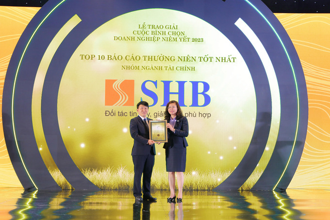 Đại diện SHB nhận giải thưởng từ BTC