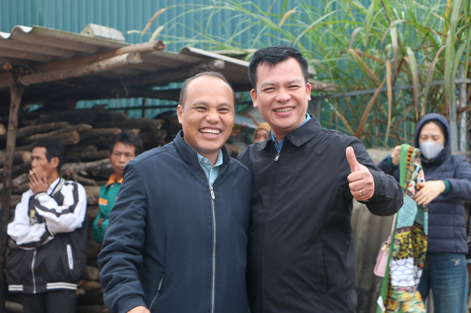 Ông Xồng Bá Lầu - Phó Chủ tịch UBND xã Nậm Cắn chụp ảnh lưu niệm cùng trưởng đoàn công tác (bên trái)