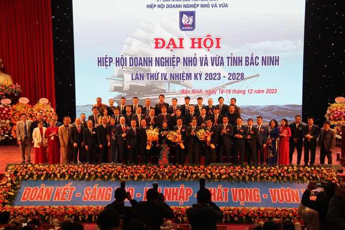 Chủ tịch UBND tỉnh Bắc Ninh Nguyễn Hương Giang tặng hoa Ban Chấp hành Hiệp hội DNNVV tỉnh khóa IV.