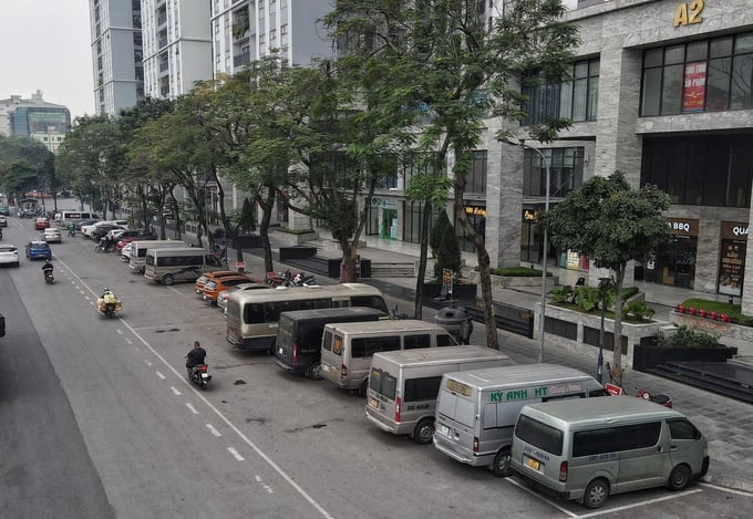 Cận cảnh điểm trông giữ xe số 1 Trần Thủ Độ gây mất an ninh trật tự, an toàn giao thông khiến người dân bức xúc.