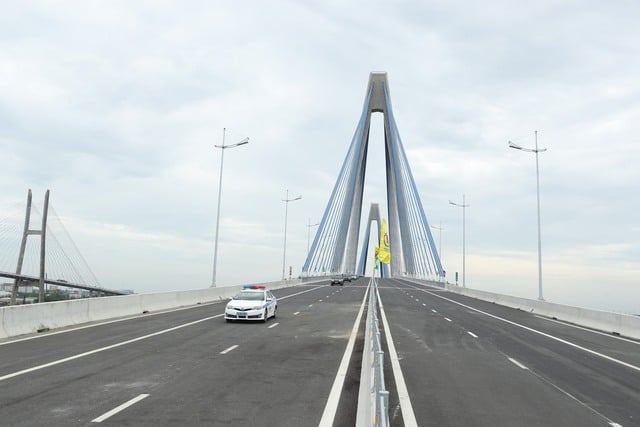 Cầu Mỹ Thuận 2 nằm trên trục đường cao tốc từ thành phố Hồ Chí Minh đi thành phố Cần Thơ, kết nối 2 tuyến cao tốc Trung Lương - Mỹ Thuận và Mỹ Thuận - Cần Thơ, nối liền tỉnh Vĩnh Long và Tiền Giang.