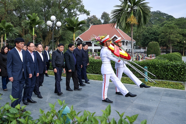 Thủ tướng cùng đoàn công tác dâng hương viếng các Anh hùng liệt sỹ tại Đền thờ liệt sỹ tại Chiến trường Điện Biên Phủ và Nghĩa trang liệt sỹ A1 ở thành phố Điện Biên Phủ